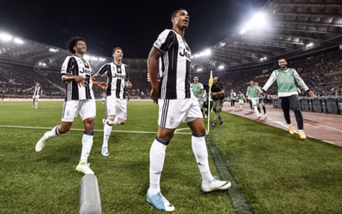 Thiếu vắng nhiều trụ cột nhưng Juventus vẫn là đội vượt lên dẫn trước AS Roma.