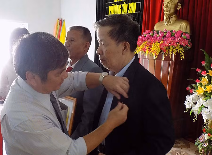 Trao tặng Huy hiệu Đảng tại Đảng bộ phường Tây Sơn. TP. Pleiku. Ảnh: T.N Trao tặng Huy hiệu Đảng tại Đảng bộ phường Tây Sơn. TP. Pleiku. Ảnh: T.N