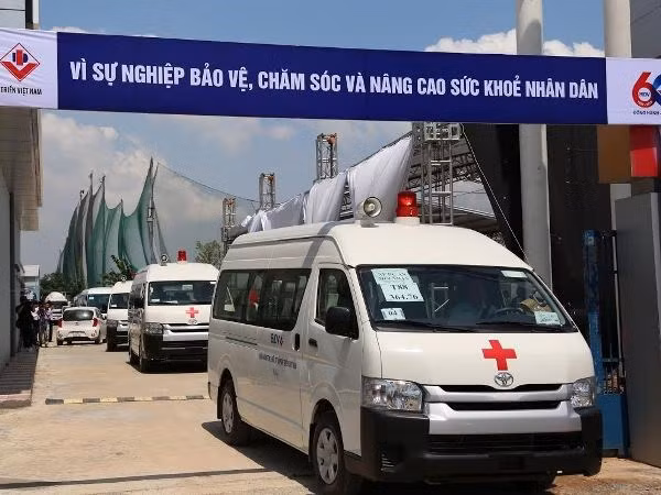 BIDV tặng xe cứu thương cho các bệnh viện.