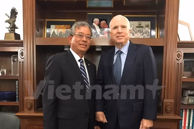Đại sứ Phạm Quang Vinh và Thượng nghị sĩ TNS McCain.