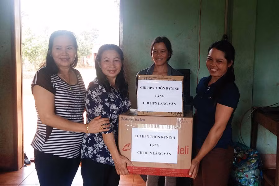  Chị Tâm còn là hội viên Hội LHPN tích cực giúp đỡ chị em hội viên có hoàn cảnh khó khăn. Ảnh: N.T