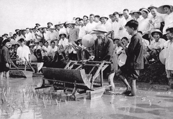Hồ Chủ tịch là tấm gương lớn trong việc nói đi đôi với làm (ảnh tư liệu). Hồ Chủ tịch là tấm gương lớn trong việc nói đi đôi với làm (ảnh tư liệu).