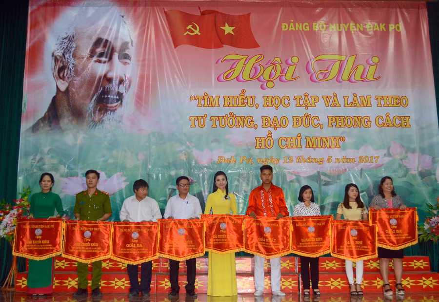 Trao giải cho các tập thể đạt thành tích cao tại Hội thi. Ảnh: Hồng Thi
