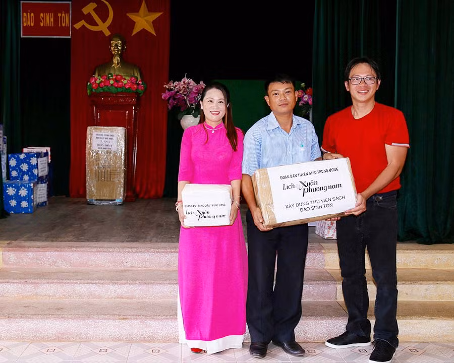 Giám đốc Công ty Lịch Xuân Phương Nam Nguyễn Hà Quốc Anh (ngoài cùng, bên phải) trao tặng tủ sách thiếu nhi cho thầy giáo ở huyện đảo Trường Sa. Ảnh: Hoàng Liêm Giám đốc Công ty Lịch Xuân Phương Nam Nguyễn Hà Quốc Anh (ngoài cùng, bên phải) trao tặng tủ sách thiếu nhi cho thầy giáo ở Quần đảo Trường Sa. Ảnh: Hoàng Liêm