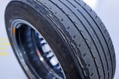 Việc mua lốp mòn có thể là một khoản tiết kiệm tuyệt vời hoặc là một canh bạc rủi ro. Việc mua lốp mòn có thể là một khoản tiết kiệm tuyệt vời hoặc là một canh bạc rủi ro.