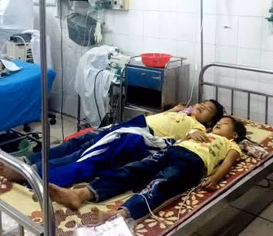  Hai trong số 5 bệnh nhi ngộ độc vì ăn quả thầu dầu. Ảnh: BS cung cấp.