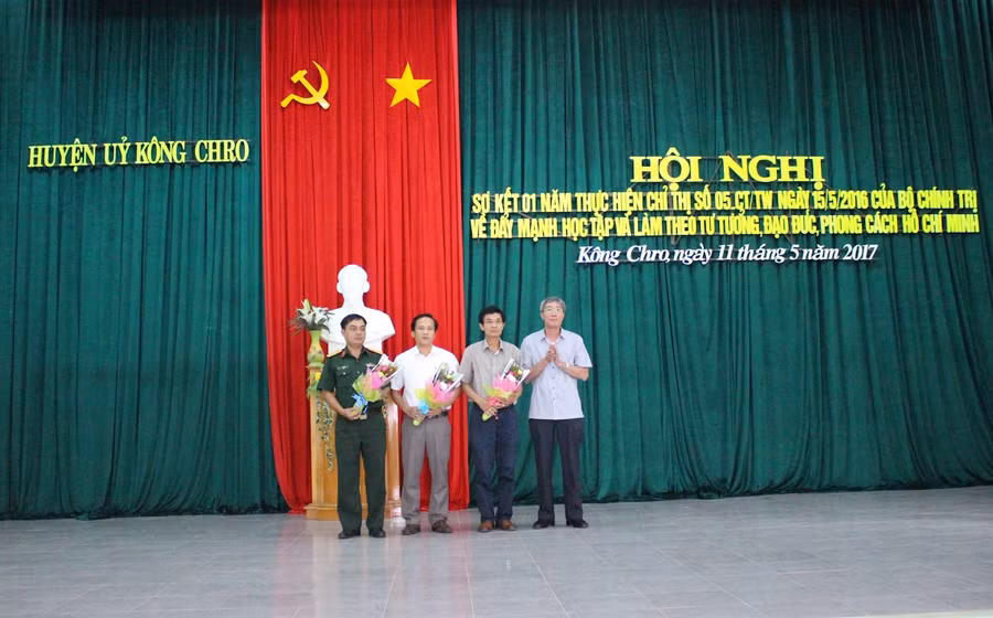 Tuyên dương các tập thể tiêu biểu xuất sắc. Ảnh: Hồng Thi