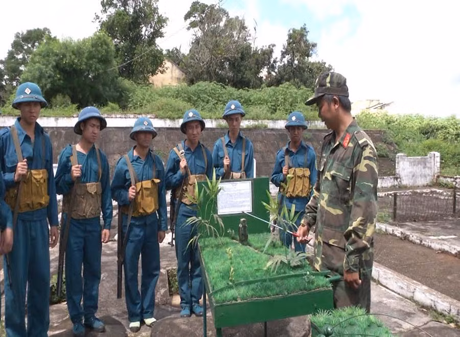 Một giờ học của các học viên tại trường quân sự địa phương. Ảnh: P.D Một giờ học của các học viên tại trường quân sự địa phương. Ảnh: P.D