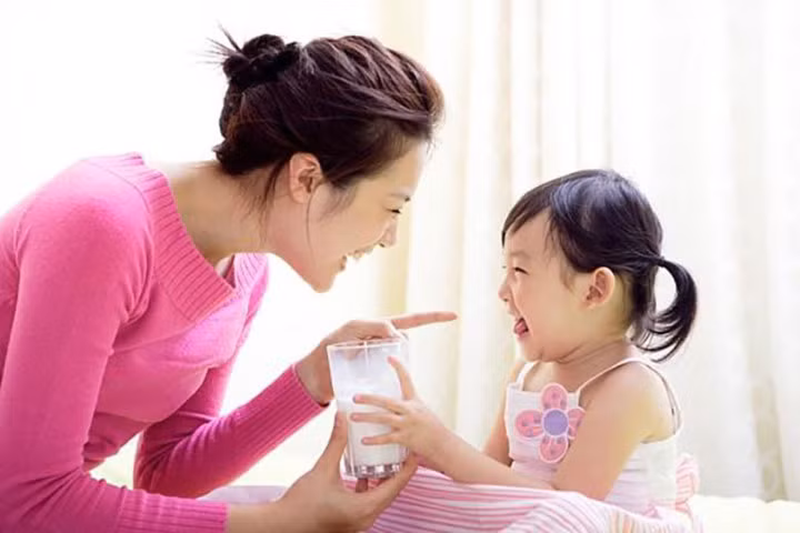 Cho trẻ nhỏ ăn bột sắn dây sống dễ gây tiêu chảy Đối với trẻ em, bột sắn dây là một dạng tinh bột lọc ra từ cây sắn dây và ở dạng “sống”, có tính hàn rất mạnh. Các bộ phận của trẻ em nhìn chung còn yếu ớt nên nếu dùng sống sẽ dễ bị lạnh bụng, tiêu chảy. 7