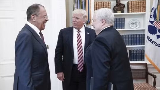 Ông Trump gặp Ngoại trưởng Nga Sergei Lavrov (trái) và Đại sứ Nga tại Mỹ Sergei Kislyak Ảnh: EPA