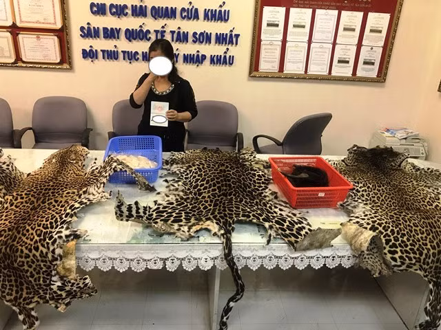 Người phụ nữ cùng tang vật.