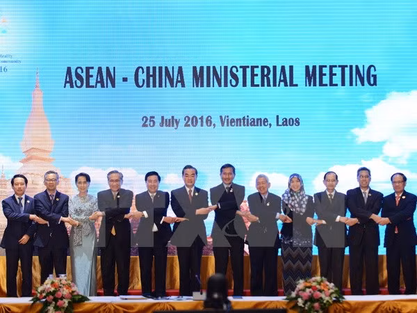 Thông qua Tuyên bố chung ASEAN-Trung Quốc về thực hiện đầy đủ và hiệu quả Tuyên bố về cách ứng xử của các bên trên Biển Đông (DOC) tại Hội nghị Bộ trưởng Ngoại giao ASEAN-Trung Quốc tháng 7-2016. (Nguồn: THX/ TTXVN)