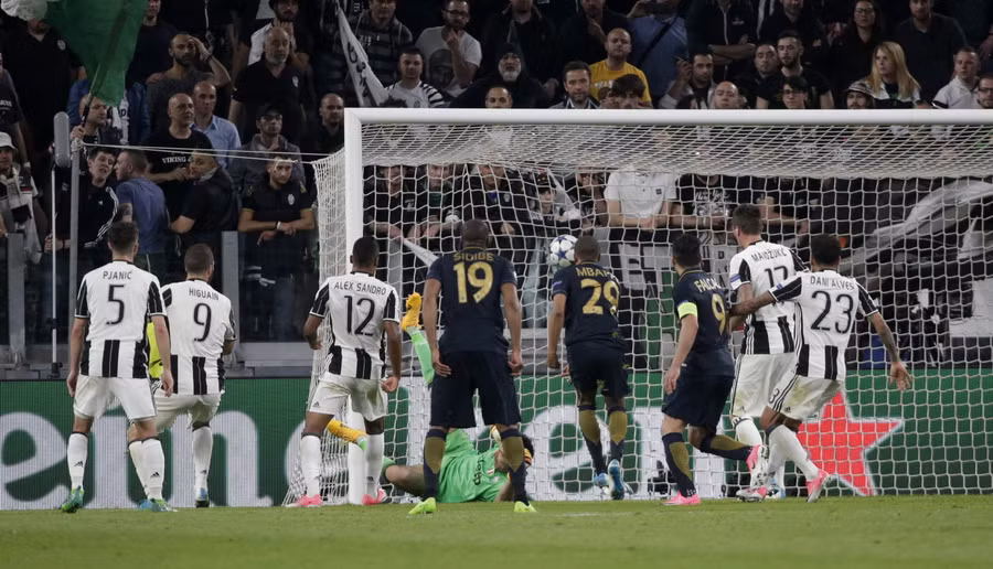  Mbappe Lottin (đen, 29) đệm bóng rút ngắn tỉ số xuống 1-2 cho Monaco.