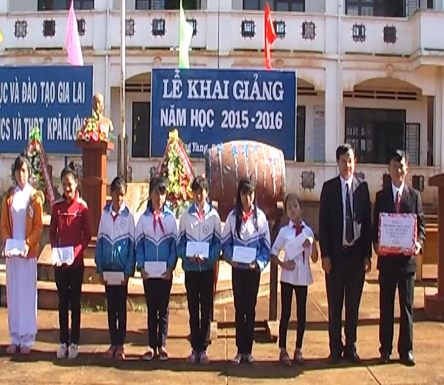 Trao học bổng cho học sinh. Ảnh: T.B Trao học bổng cho học sinh. Ảnh: T.B