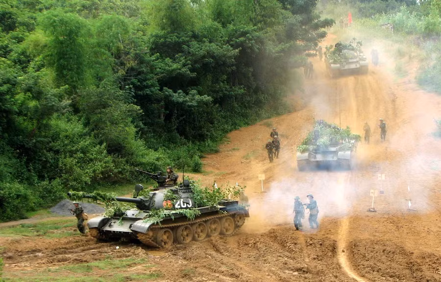 Lữ đoàn xe tăng 201 trong một lần huấn luyện. Lữ đoàn xe tăng 201 trong một lần huấn luyện.
