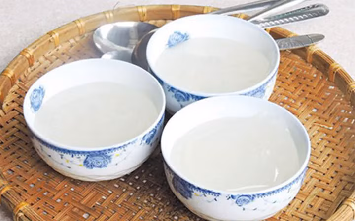 Không uống sắn dây sống Bất kể thứ gì ăn quá nhiều cũng không tốt cho sức khỏe. Kể cả những người khỏe mạnh bình thường cũng không nên uống quá 1 ly nước sắn dây/1 ngày. Cách uống sắn dây tốt nhất là nên uống chín và chỉ nên cho 1 chút đường. 4