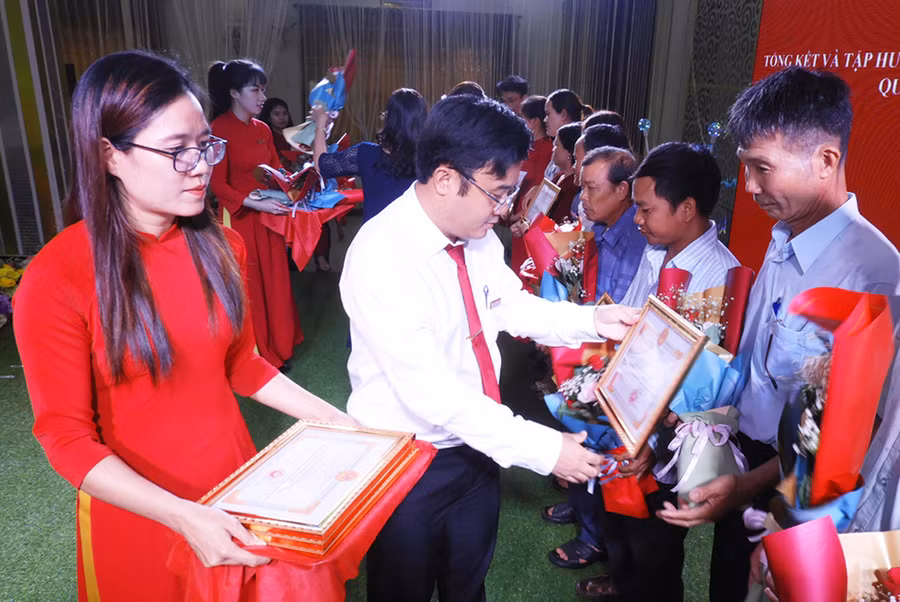  Khen thưởng các tập thể và cá nhân có thành tích xuất sắc trong công tác thực hiện chính sách tín dụng phục vụ phát triển nông nghiệp, nông thôn. Ảnh: Thanh Nhật