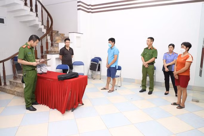  Cơ quan Cảnh sát điều tra Công an tỉnh Yên Bái thi hành lệnh khám xét trụ sở công ty Đấu giá hợp danh Trường Phát - Ảnh: Công an cung cấp