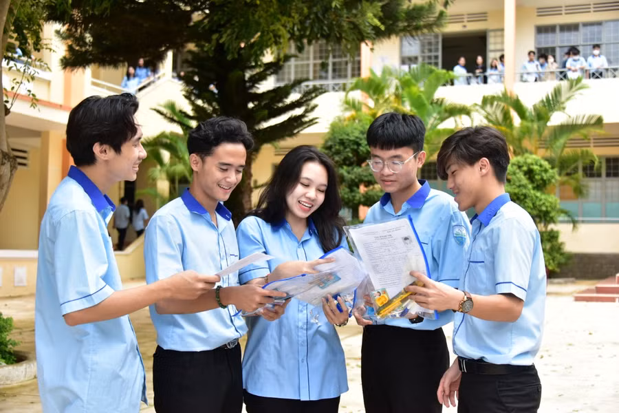Thí sinh dự thi tại điểm Trường THCS Trưng Vương (TP. Pleiku) trao đổi trước giờ thi môn Ngoại ngữ. Ảnh: Đức Thụy