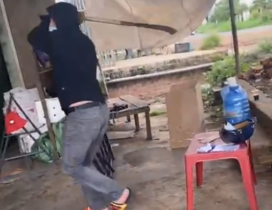 Hành vi vung rựa chém người gây kinh hãi. Ảnh: Cắt từ clip