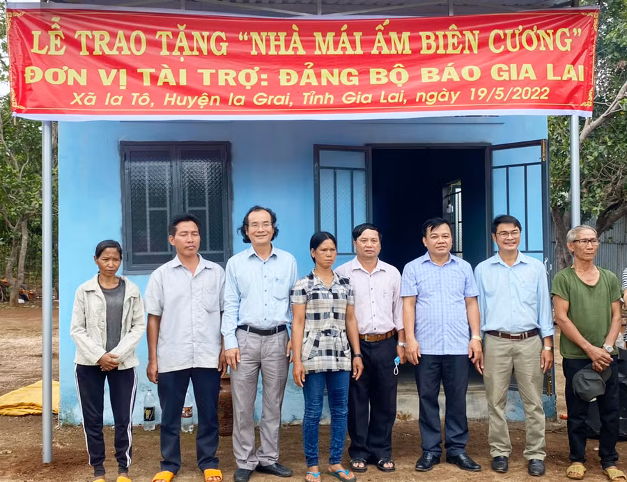 Đảng bộ Báo Gia Lai tài trợ 50 triệu đồng để xây dựng ngôi nhà mới cho bà Rơ Châm Lem (làng De Lung 2, xã Ia Tô, huyện Ia Grai). Ảnh: Sơn Ca