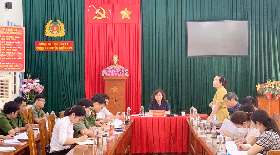 Quang cảnh buổi làm việc. Ảnh: R'Ô HOK 