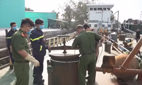 Công an khám xét phương tiện liên quan đến đường dây buôn lậu 200 triệu lít xăng. (Nguồn: congan.com.vn) Công an khám xét phương tiện liên quan đến đường dây buôn lậu 200 triệu lít xăng. (Nguồn: congan.com.vn)