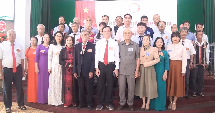 Ban Chấp hành khóa IV Hội Khuyến học huyện Chư Sê ra mắt tại Đại hội. Ảnh: Mỹ Đức Ra mắt Ban Chấp hành khóa mới Hội khuyến học huyện Chư Sê. Ảnh: Mỹ Đức