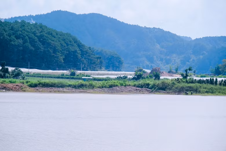 Hồ chứa nước Próh xảy ra nhiều hành vi lấn chiếm hành lang an toàn lòng hồ thời gian qua nhưng chưa được xử lý triệt để Hồ chứa nước Próh xảy ra nhiều hành vi lấn chiếm hành lang an toàn lòng hồ thời gian qua nhưng chưa được xử lý triệt để