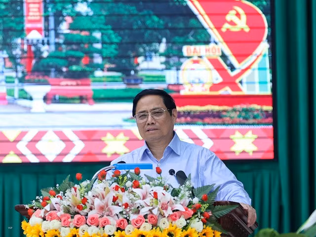  Thủ tướng yêu cầu cán bộ, chiến sĩ Bộ chỉ huy Quân sự tỉnh Đắk Lắk làm tốt nhiệm vụ quản lý nhà nước về quân sự, quốc phòng, tham gia xây dựng, hoàn thiện và tổ chức thực hiện tốt hơn nữa các cơ chế, chính sách trong lĩnh vực này; nâng cao hơn nữa tiềm lực của Quân đội nói chung và lực lượng vũ trang tỉnh Đắk Lắk nói riêng - Ảnh: VGP/Nhật Bắc