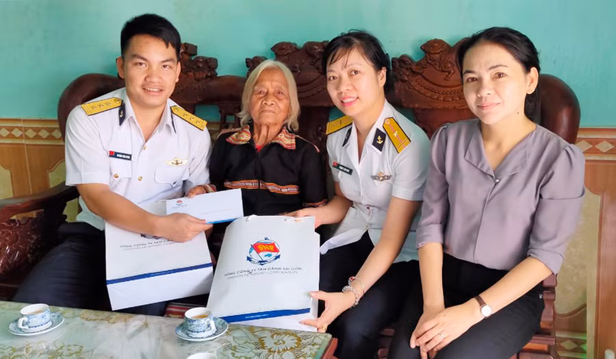  Đại diện lãnh đạo Tổng Công ty Tân Cảng Sài Gòn thăm, trao tiền phụng dưỡng cho Mẹ VNAH Rơ Măh Myơr, xã Ia Kênh, TP. Pleiku. Ảnh: Đinh Yến