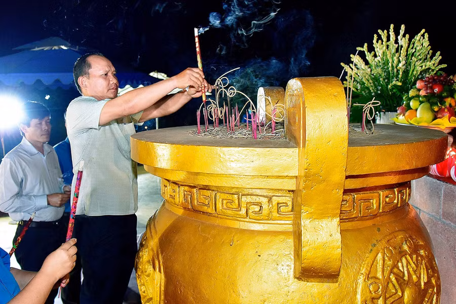 Đồng chí Rah Lan Chung-Phó Bí thư Tỉnh ủy, Trưởng ban Nội chính Tỉnh ủy dâng hương tại Nghĩa trang Liệt sĩ tỉnh. Ảnh Đức Thụy