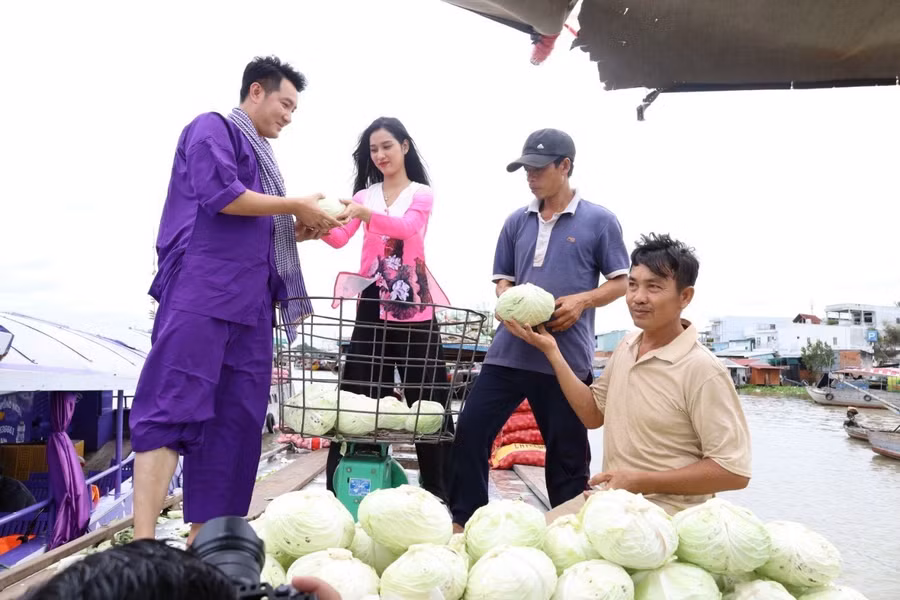Sự hỗ trợ nhiệt tình từ thương hồ chợ nổi Cái Răng đã giúp ca sĩ truyền tải được cảm xúc và hình ảnh ưng ý. Ảnh: Duy Tân Sự hỗ trợ nhiệt tình từ thương hồ chợ nổi Cái Răng đã giúp ca sĩ truyền tải được cảm xúc và hình ảnh ưng ý. Ảnh: Duy Tân