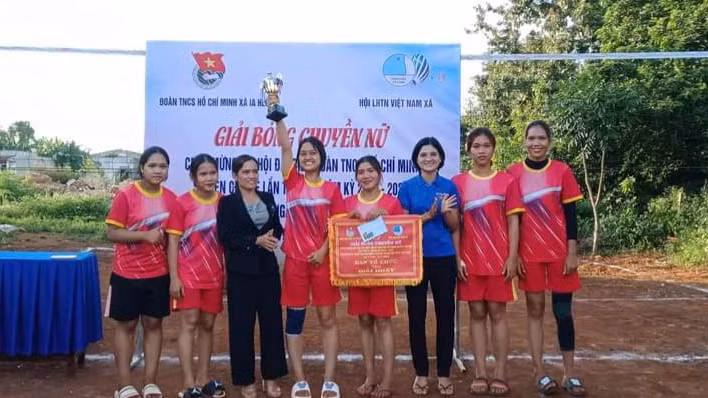Ban tổ chức trao giải Nhất cho Đội bóng chuyền nữ làng Tel. Ảnh: Anh Quân