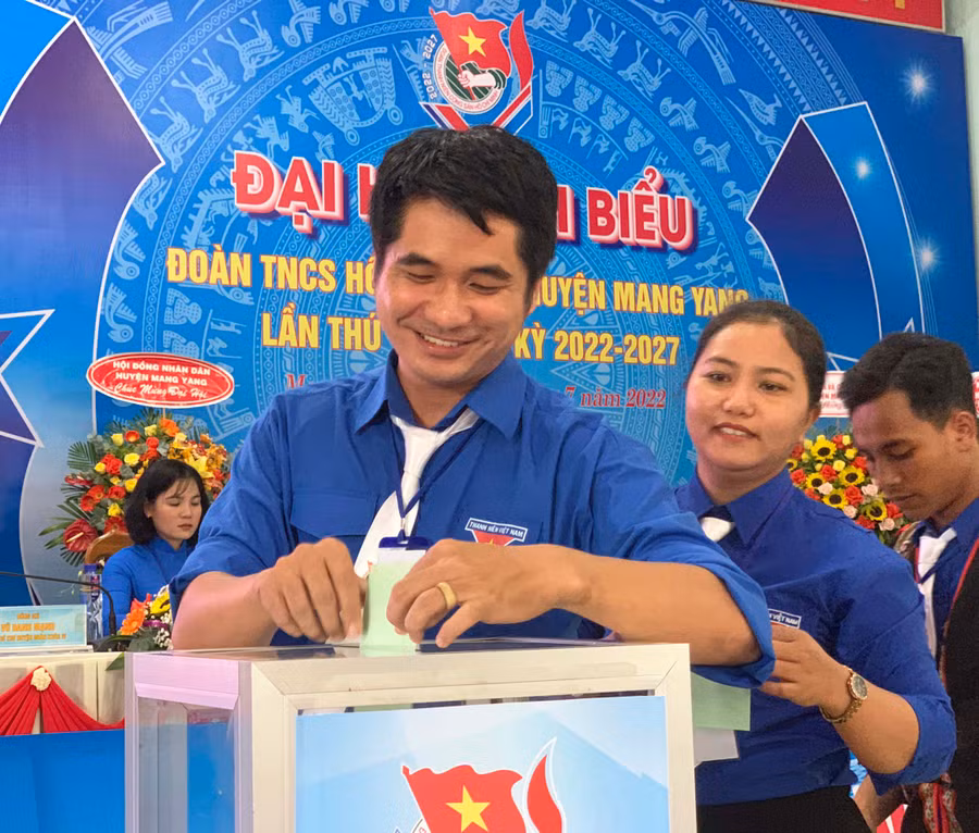 Các đại biểu bỏ phiếu bầu Ban Chấp hành Đoàn TNCS Hồ Chí Minh huyện Mang Yang khóa V. Ảnh: Bích Kiều