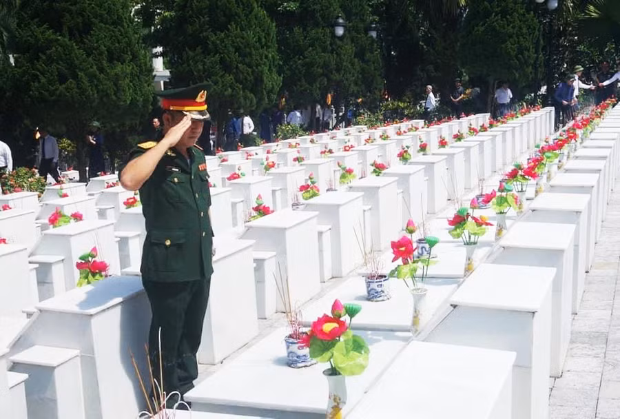  Những ngày tháng 7, dòng người từ khắp mọi nơi lại hướng về Nghĩa trang liệt sĩ Quốc gia Vị Xuyên.