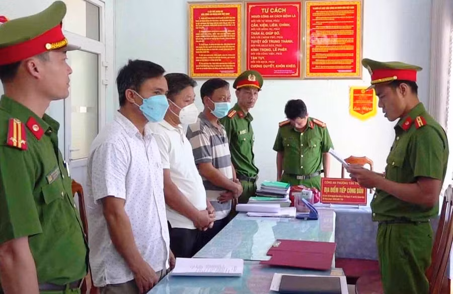Cơ quan Cảnh sát điều tra Công an tỉnh Quảng Nam đọc quyết định khởi tố 3 bị can. Ảnh: X.M Cơ quan Cảnh sát điều tra Công an tỉnh Quảng Nam đọc quyết định khởi tố 3 bị can. Ảnh: X.M