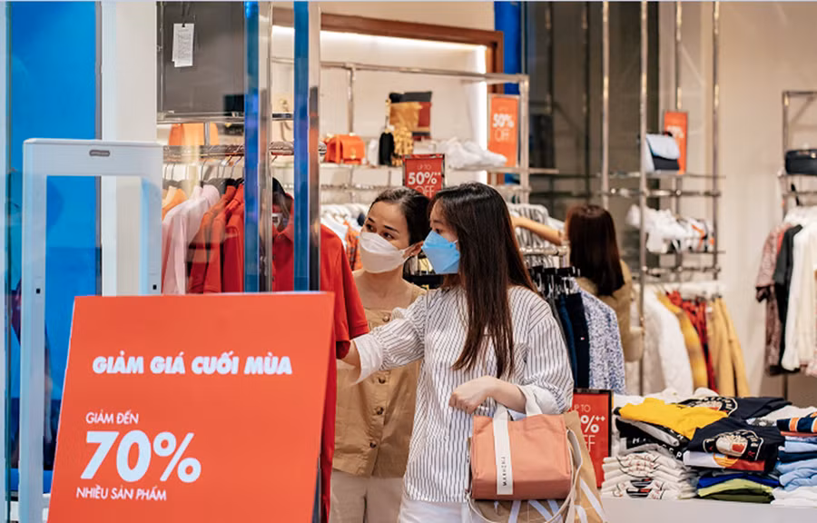 Các trung tâm thương mại, siêu thị đang tung vô vàn các chương trình khuyến mãi, giảm giá sản phẩm để kích cầu người dân mua sắm. (Ảnh: PV/Vietnam+)