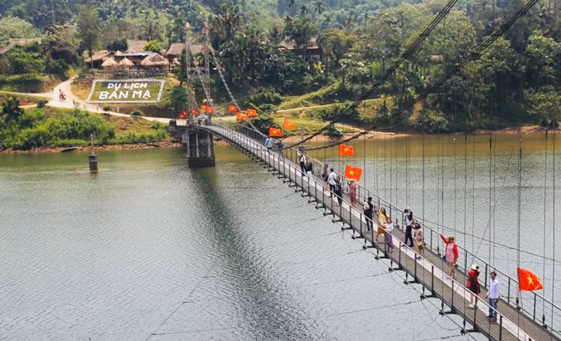 Bản Mạ nằm hiền hòa bên sông Chu. Để đến với bản Mạ, du khách đi bộ qua chiếc cầu treo, có thể ngắm nhiều cảnh đẹp từ đây.