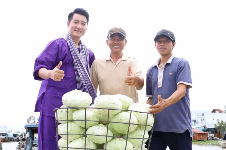 Giây phút ca sĩ Nguyễn Phi Hùng hòa mình vào cuộc sống thương hồ . Ảnh: Duy Tân Giây phút ca sĩ Nguyễn Phi Hùng hòa mình vào cuộc sống thương hồ . Ảnh: Duy Tân