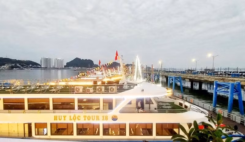 Tàu du lịch nhà hàng đưa du khách tham quan vịnh Hạ Long và thành phố Hạ Long về đêm - sản phẩm du lịch mới của tỉnh Quảng Ninh. Ảnh: Lương Quang Thọ
