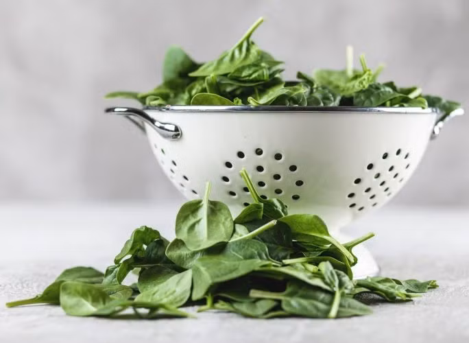 Rau bina là nguồn cung cấp chất dinh dưỡng đặc biệt có lợi khi bạn già đi, đó là canxi, vitamin B12 và kali. Ảnh: Shutterstock