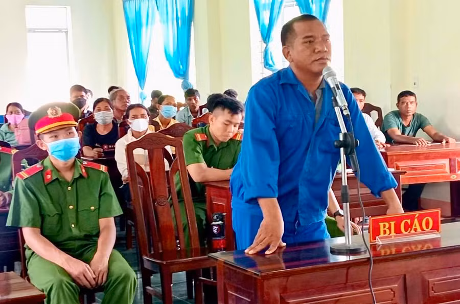 Bị cáo Alê Bim tại phiên tòa xét xử về tội hủy hoại rừng. Ảnh: Gia An