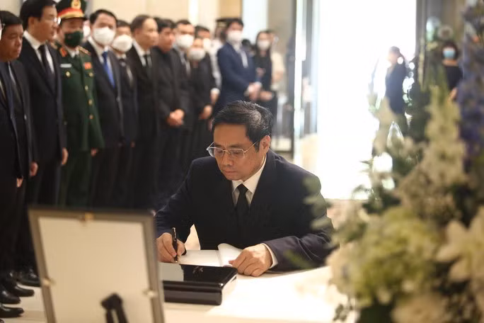  Thủ tướng Phạm Minh Chính ghi sổ tang tưởng niệm cố Thủ tướng Abe Shinzo tại Đại sứ quán Nhật Bản tại Việt Nam - Ảnh: Hữu Hưng