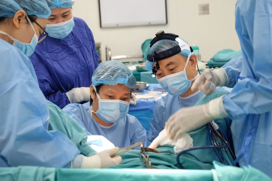  Các bác sĩ phẫu thuật tạo hình âm đạo cho người bệnh. Ảnh: Thúy Anh
