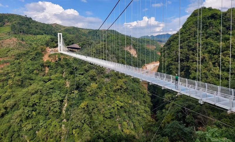 Cầu kính Bạch Long gây ấn tượng mạnh bởi cấu trúc và cảnh quan chung quanh (Ảnh: Mộc Châu Island) Cầu kính Bạch Long gây ấn tượng mạnh bởi cấu trúc và cảnh quan chung quanh (Ảnh: Mộc Châu Island)