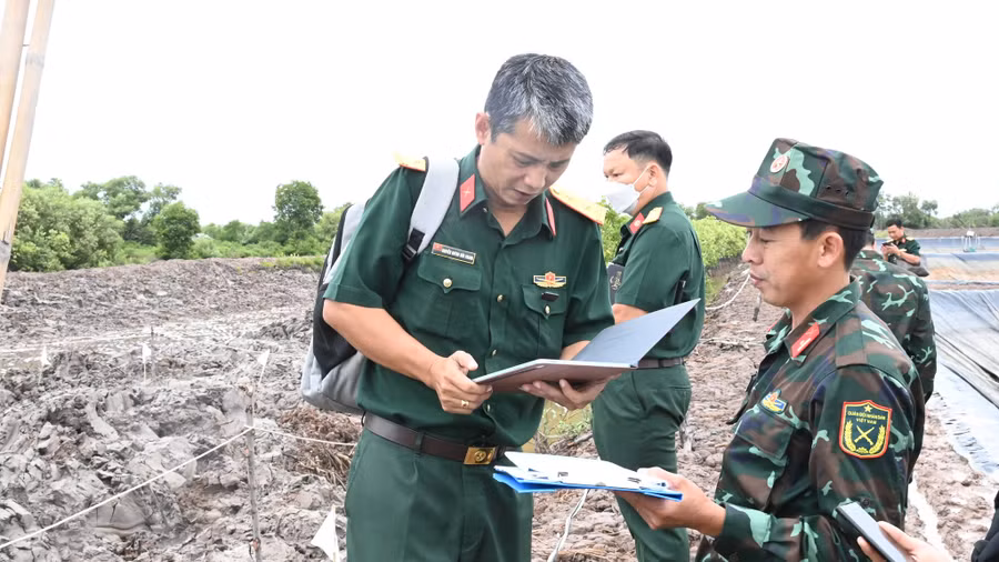 Lực lượng quân đội khảo sát khu vực phát hiện xác máy bay của quân đội Mỹ. Ảnh: Nam Long