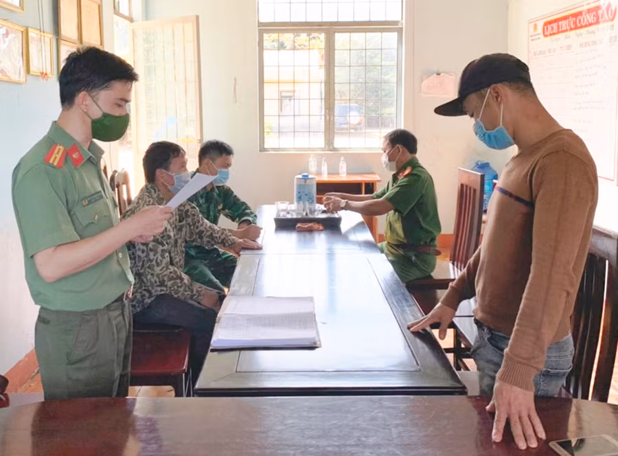 Cơ quan An ninh điều tra bắt giữ các đối tượng nhập cảnh trái phép. Ảnh Công an Gia Lai cung cấp