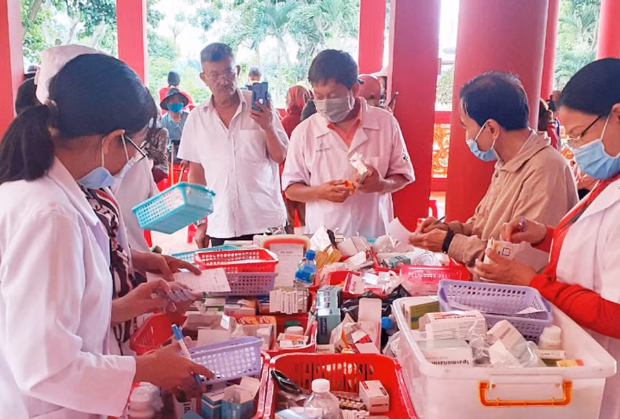 Khám bệnh, cấp thuốc miễn phí cho người dân xã Ia Pal (huyện Chư Sê). Ảnh: Hồng Ngọc Khám bệnh, cấp thuốc miễn phí cho nhân dân xã Ia Pal, huyện Chư Sê. Ảnh: Hồng Ngọc
