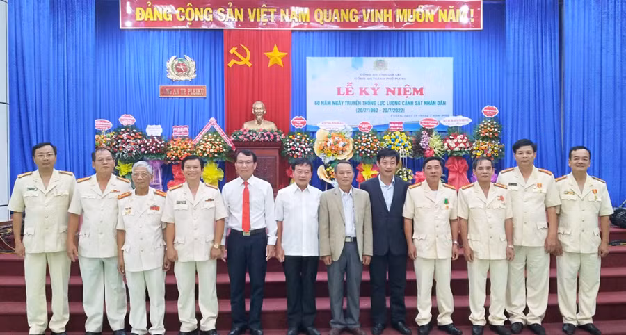  Lãnh đạo Thành ủy, UBND thành phố, công an thành phố chụp hình lưu niệm với lãnh đạo Công an TP. Pleiku qua các thời kỳ. Ảnh: Lê Anh